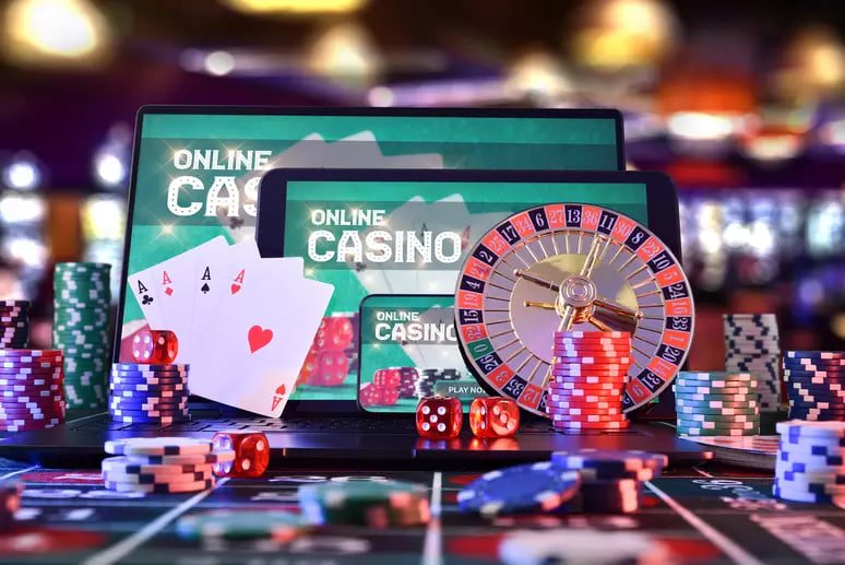 Meja permainan casino dengan para pemain menikmati hiburan digital